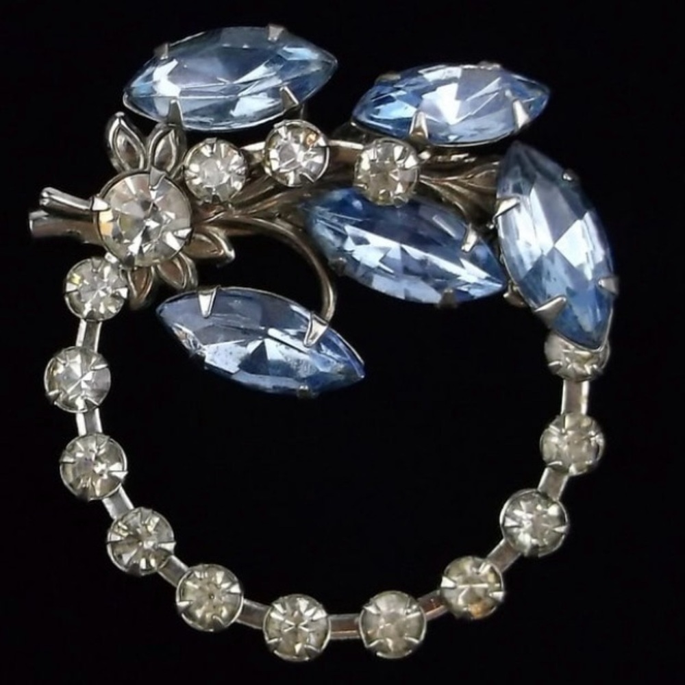 Vintage 1960s Silver Tone Rhinestone Circle Wreath‎ Brooch
